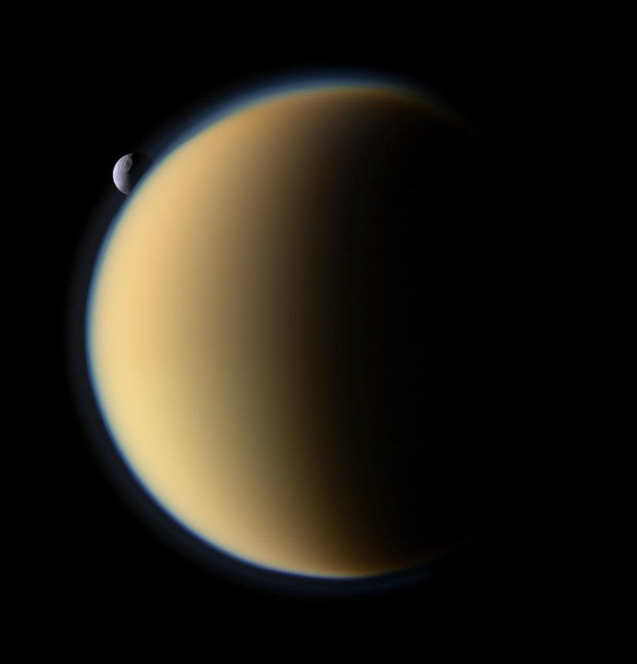 Tetis, asomando la cabeza tras Titán 
