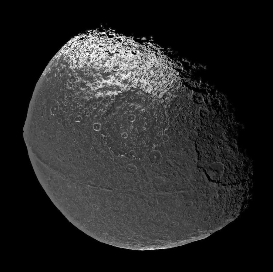 Jápeto, fotografiada por Cassini en 2004