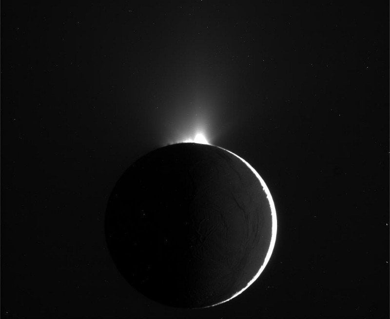 Penachos a contraluz sobre Encélado