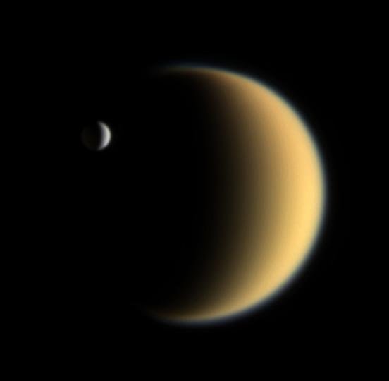 Encélado delante de un Gigante de verdad: Titán.