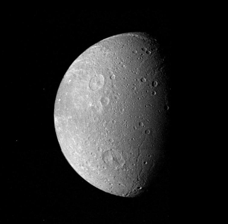 Dione fotografiada por Voyager 1.