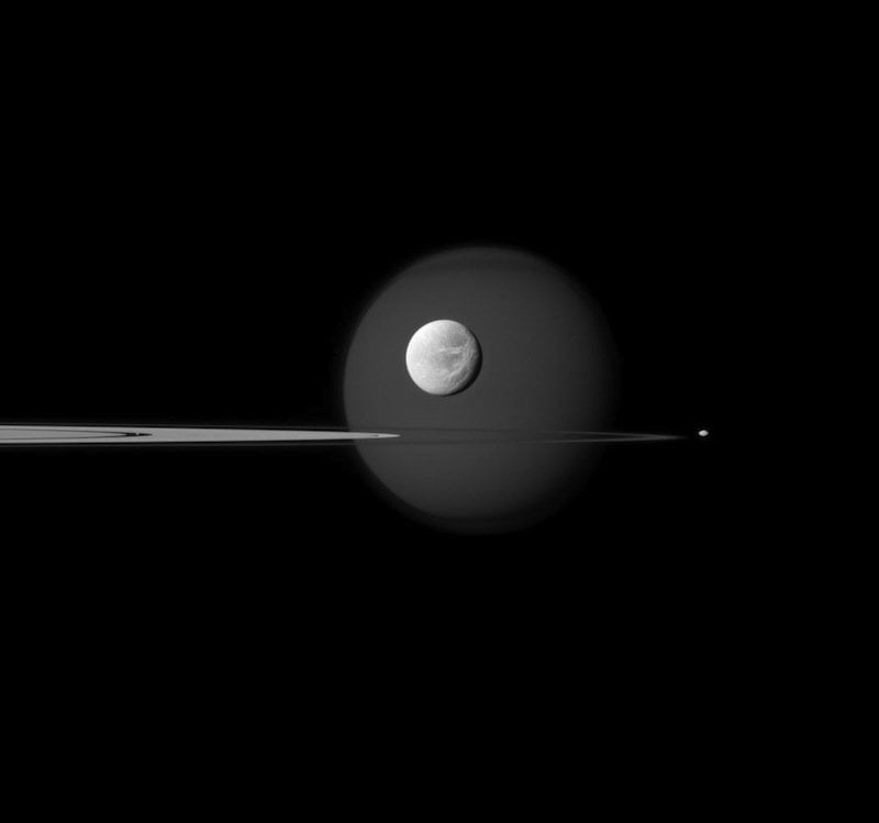 Dione, fotografiada por Cassini a 2 millones de km 