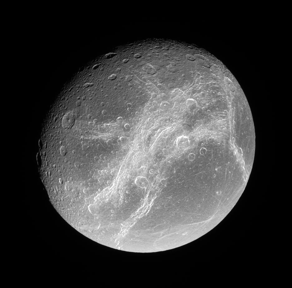 Los surcos blancos, vistos por Cassini 