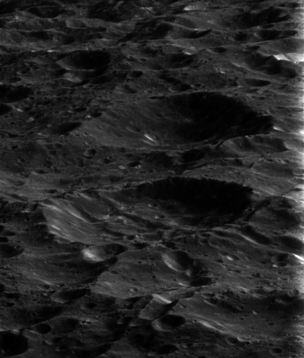 Cráteres sobre la superficie de Rea 