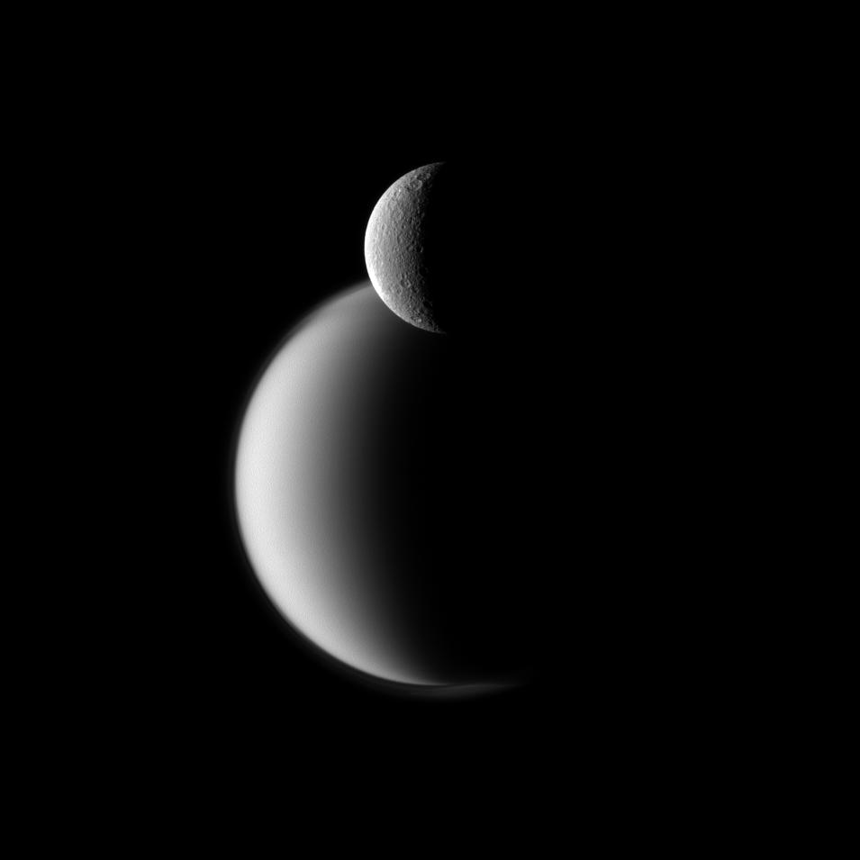 Rea frente a Titán (NASA).